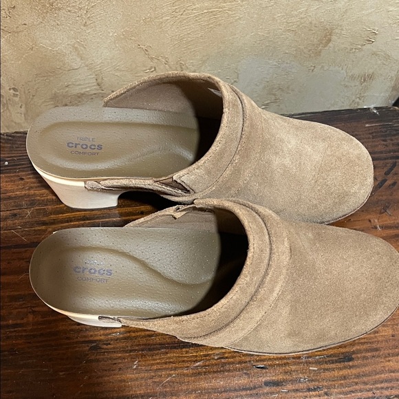 CROCS Sarah Hazelnut Suede Clogs Mules 7 NWT - Picture 4 of 9